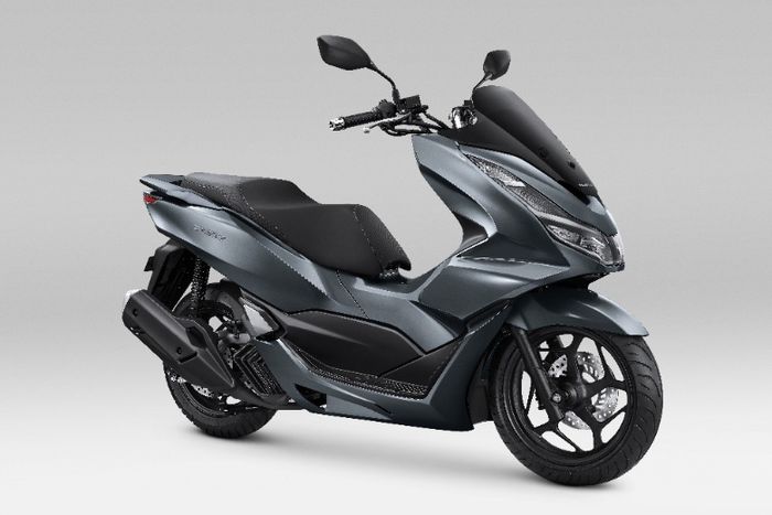 Honda PCX 160 berwarna hitam dengan karakter besar yang elegan.