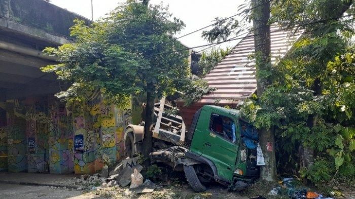 Sebuah truk kontainer terjun bebas di Jalan Tol Jakarta Serpong, hingga terperosok sampai ke Jalan Batam, Rawa Mekar Jaya, Serpong, Tangerang Selatan (Tangsel), Selasa (27/4/2021). (TribunJakarta/Jaisy Rahman Tohir) 