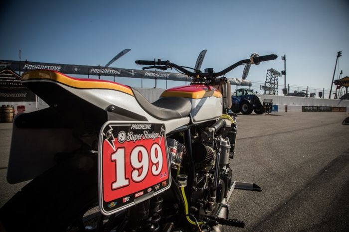 Tangki pakai Yamaha RD400 dan buntut kustom Saddlemen Caballero