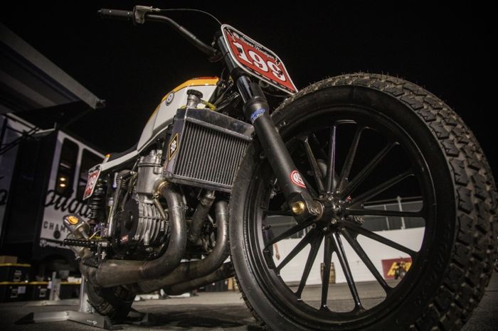 Garpu depan pakai Yamaha R6 dan pelek RSD Traction