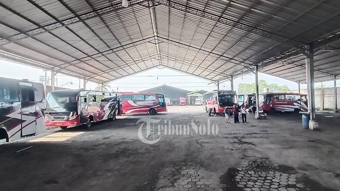 Kondisi garasi bus Langsung Jaya di Desa Dagen, Kecamatan Jaten, Kabupaten Karanganyar, Selasa (27/4/2021). 