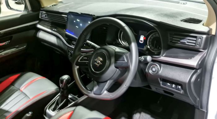 Nuansa dasbor identik dengan model standar namun ada aksen serat karbon