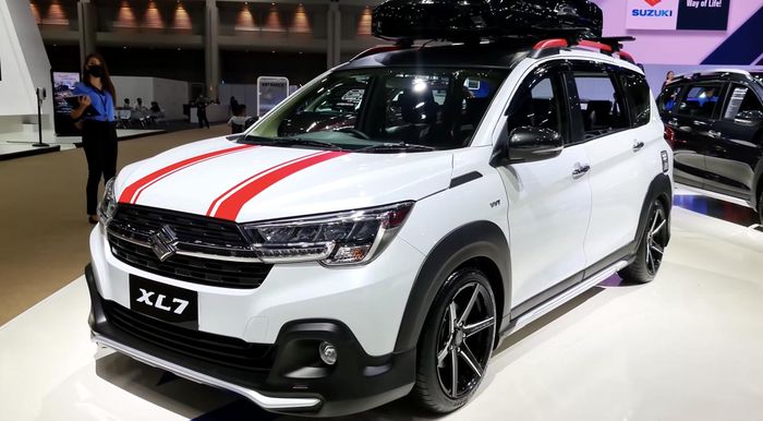 Garis dua warna merah pada kap mesin memberi kesan sporty 