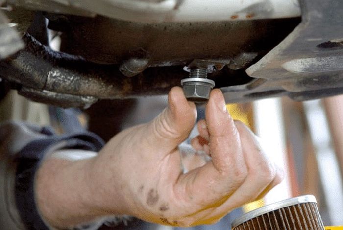 Ilustrasi pemasangan baut tap oli mesin motor