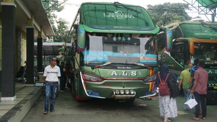 Penumpang saat Akan Memasuki Bus Antar Lintas Sumatera