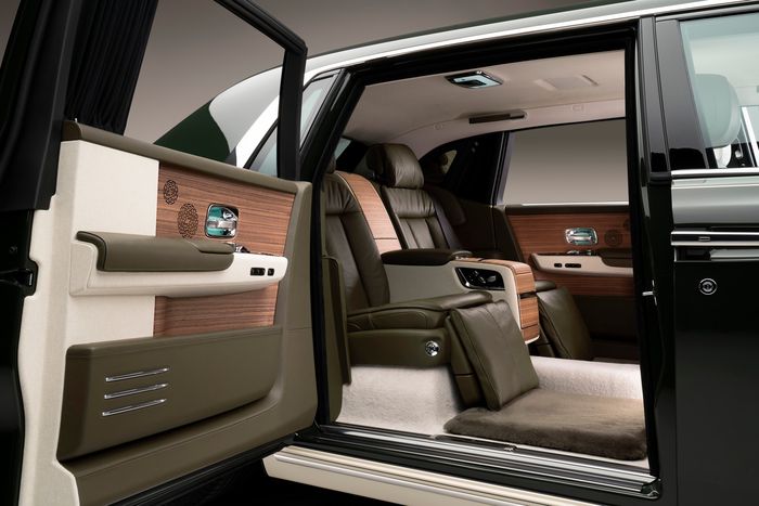 Tampilan kabin belakang Rolls-Royce Phantom Oribe