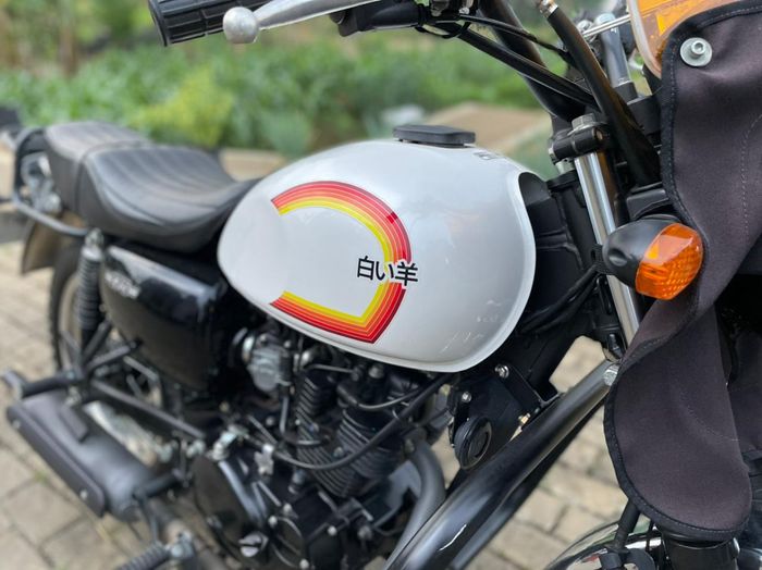 Tangki body repaint putih dan decals custom dengan tulisan Jepang yang punya arti Domba Putih