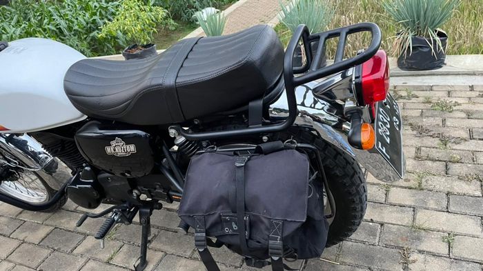 Terpasang back rack baru dengan kantong kain yang menjadi side box pada Kawasaki W175 modifikasi