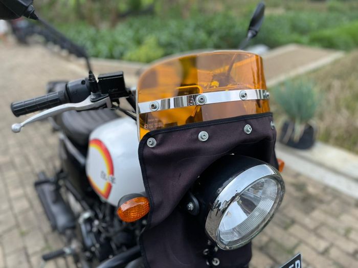 Winshield depan Kawasaki W175 terlihat klasik garapan Gabapart Bandung