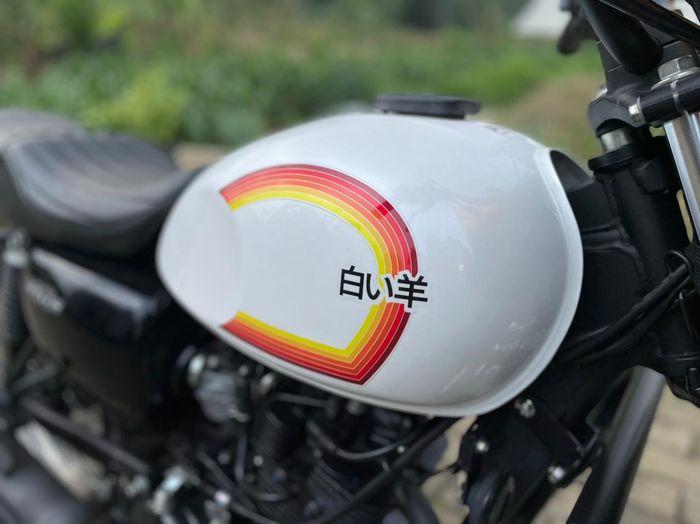 Tangki bensin repaint putih dikombo custom decals baru bertulisan Jepang yang artinya Domba Putih