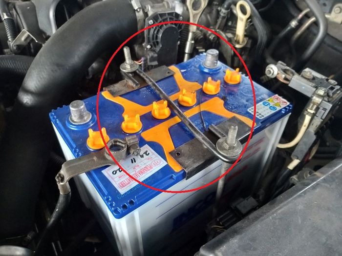 Kencangkan bracket besi jika muncul serbuk putih di terminal aki