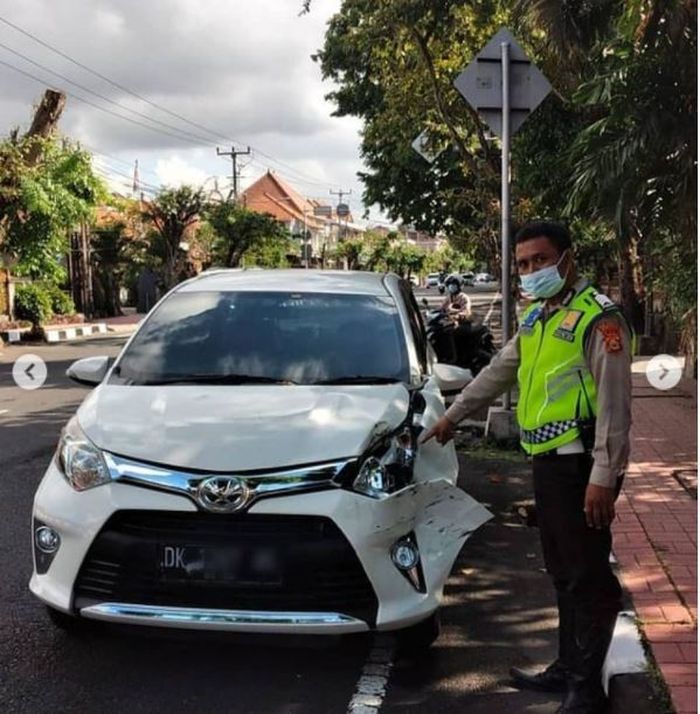 Bumper dan fender kanan Toyota Calya sobek terlibat tabrakan beruntun di Jl Melati, Denpasar, Bali