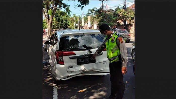 Pintu bagasi Toyota Calya ringsek terlibat tabrakan beruntun di Jl Melati, Denpasar, Bali