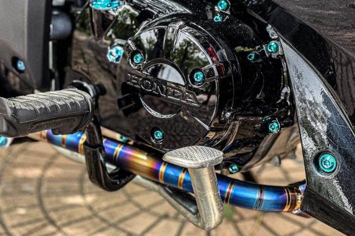 Mesinnya hanya diberi pemanis baut dan leher knalpot titanium