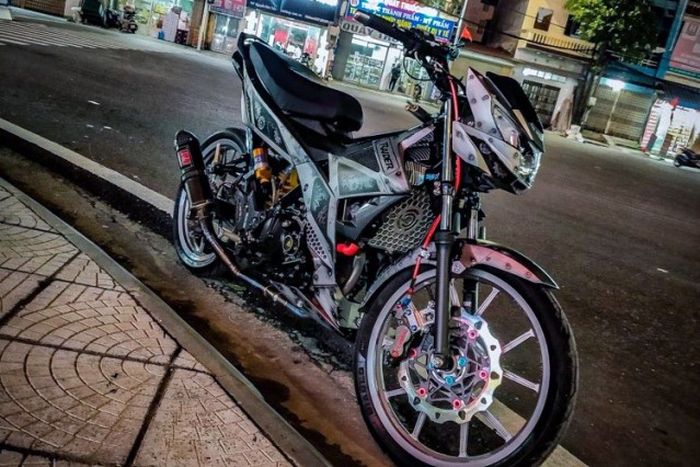 Dengan bodi ala raw metal, Suzuki Satria F150 ini jadi kelihatan sangar