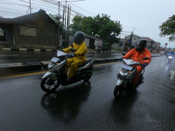 Ilustrasi Riding saat hujan baru turun selama lima menit