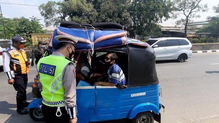 Bajaj yang dikemudikan Darso terlihat sesak oleh penumpang dan barang