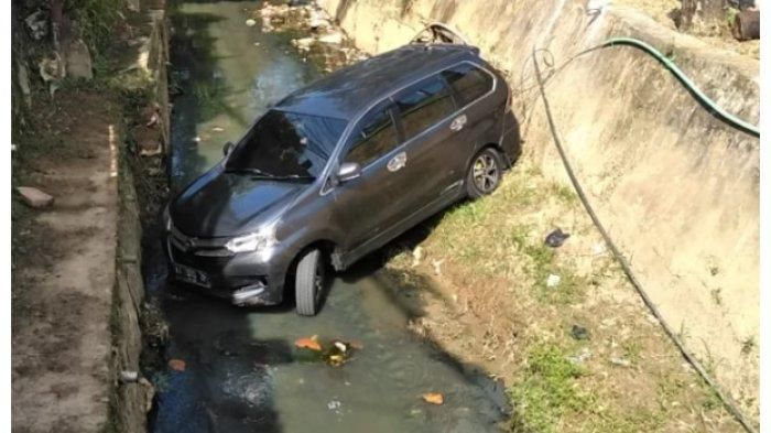 Posisi Daihatsu Xenia saat masih terperosok di dalam selokan sekitar Jl MT Haryono, Damai, kota Balikpapan, Kalimantan Timur