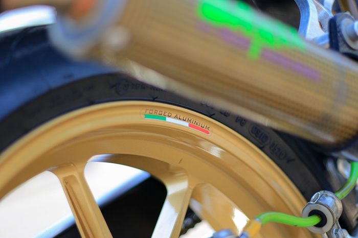 Pelek buat Ninja 150 RR ini andalkan Marchesini M10 Moto3 jenis aluminium forged