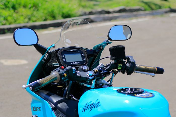 Di area setangn Ninja 150 RR ini, tampak terpasang instrumen Mychron 5 dan steering damper