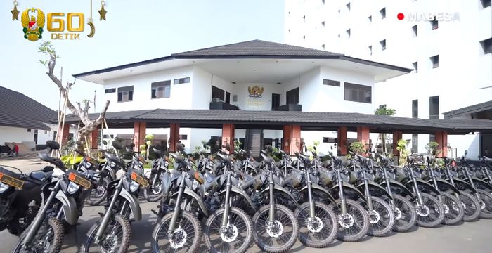 Kawasaki KLX juga jadi salah satu kendaraan dinas yang diserahkan oleh Satuan TNI Angkatan Darat pada anggotanya