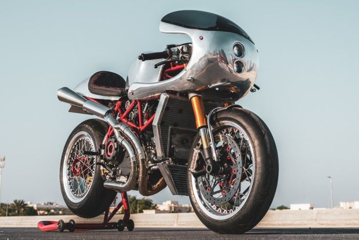 Tampilan depannya dengan fairing bergaya lawas