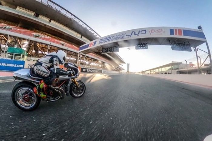 Ducati 996 cafe racer sekaligus track bike