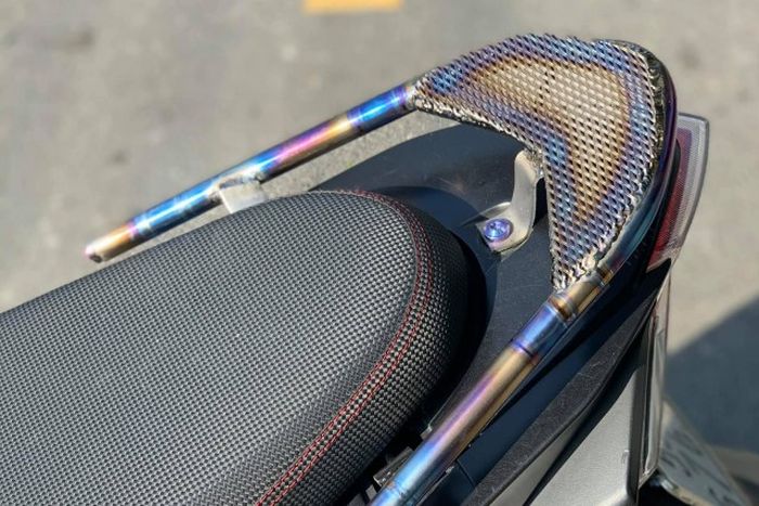 Behel titanium sebagai pemanis bodinya