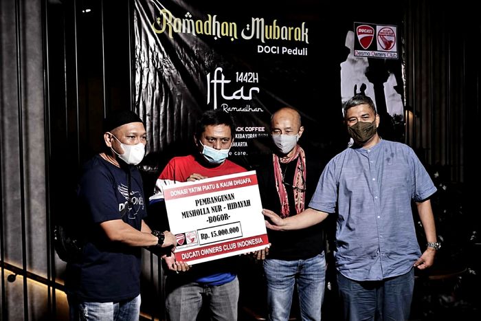 Salah satu santunan DOCI saat acara buka puasa bersama