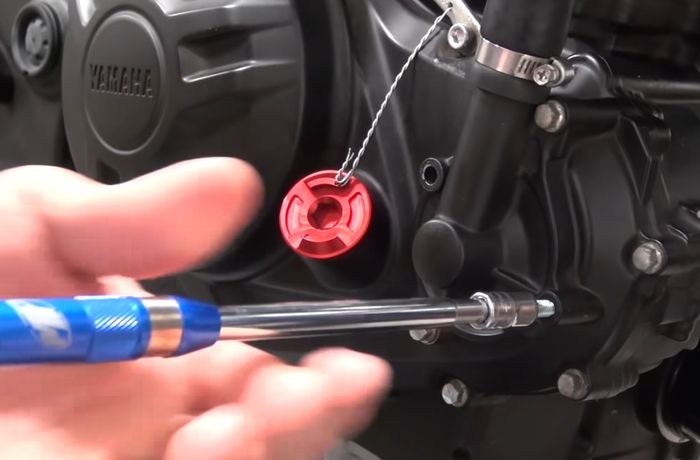 Lepas baut cover blok mesin lebih dulu untuk pasang cover engine guard