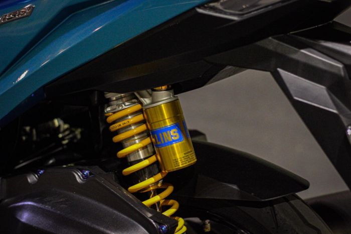 Shock Ohlins menggantikan suspensi bawaannya