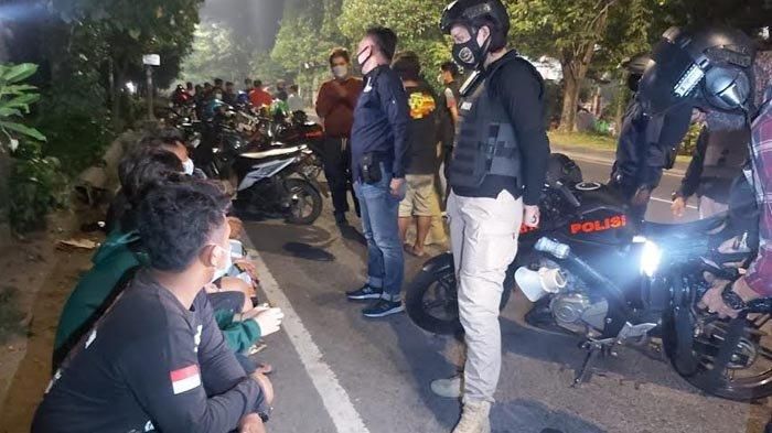 Tim Respatti saat melakukan patroli dan mengamankan belasan pemuda yang melalukan aksi balap liar di Surabaya 
