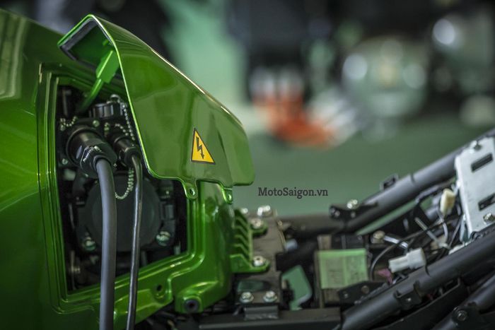 tempat pengecasan baterai Kawasaki Rideology.