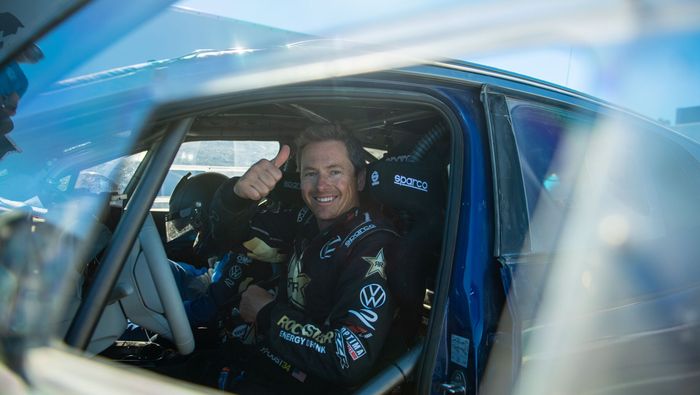 Tanner Foust, salah satu pembalap yang mengemudikan Volkswagen ID.4 melalui Mexican 1000.