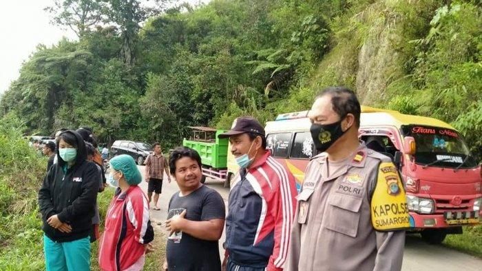 Kapolsek Sumarorong, Iptu Hendrik saat berada di TKP. Sebuah mini bus terjun ke sungai di Poros Polewali-Mamasa, tepatnya Kecamatan Messawa, Kabupaten Mamasa, Selasa (4/5/2021) dini hari tadi. 