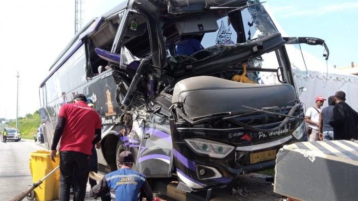 Kondisi depan bus yang mengalami kecelakaan di Tol Kalikangkung
