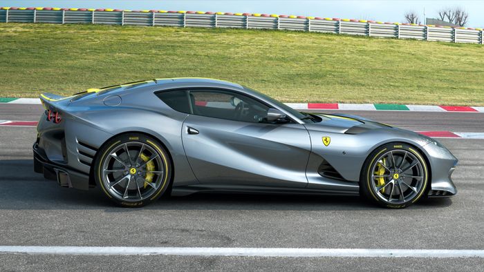 Ferrari 812 Competizione menjadi mobil mesin depan terbaru Ferrari bermesin V12.