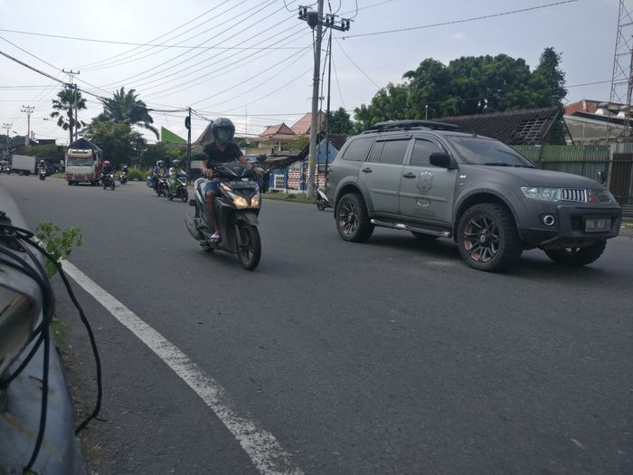 Sebuah Mitsubishi Pajero dengan pelat nomor area Jakarta terpantau di Solo, Kamis (6/5/2021)