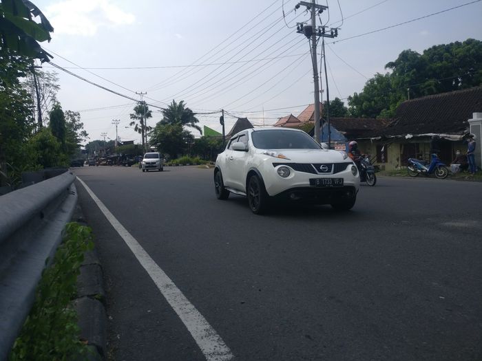 Nissan Juke dengan pelat nomor non-AD yang terpantau di Solo dekat Pospam Joglo, Kamis (6/5/2021)