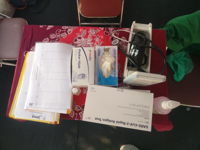 Peralatan yang disiapkan di pos screening 3T saat hari pertama penyekatan larangan mudik Lebaran 2021