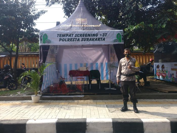 Kapospam Jurug, Kompol Sutiyono saat menunjukkan pos screening rapid test antigen di Pospam Jurug, Jebres, Surakarta, Kamis (6/5/2021)