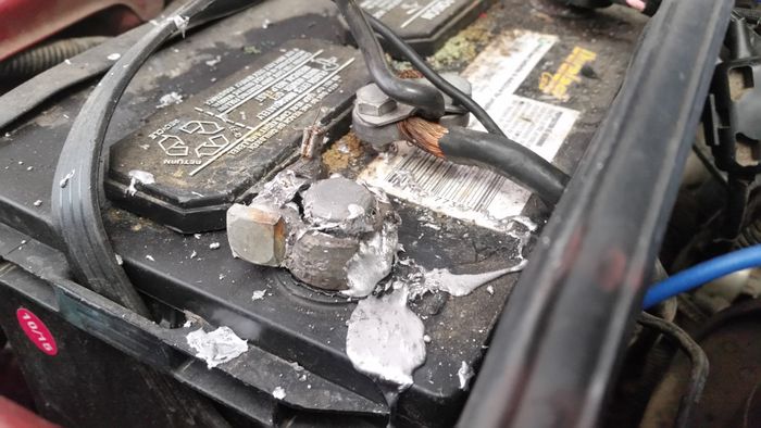 Ilustrasi Terminal Aki Meleleh