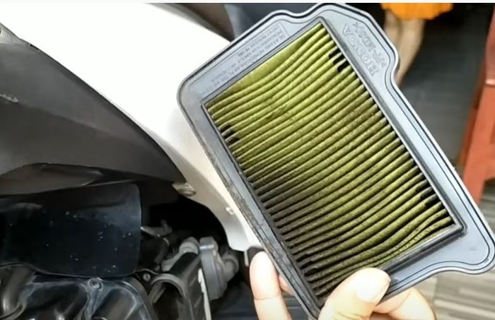 Filter motor Honda tipe karburator, posisinya masih ada di atas crankcase