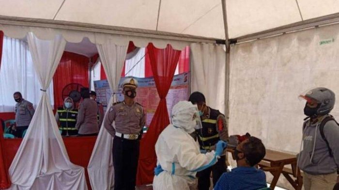 Seorang pemudik tengah dites Rapid Antigen di Pos Penyekatan Bundaran Kepuh, Kecamatan Karawang Barat, Karawang, Jumat (7/6/2021) 