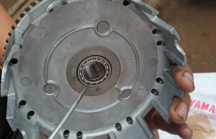 Penyebab motor sport ganti gigi keras bisa juga dari rumah kampas kopling 