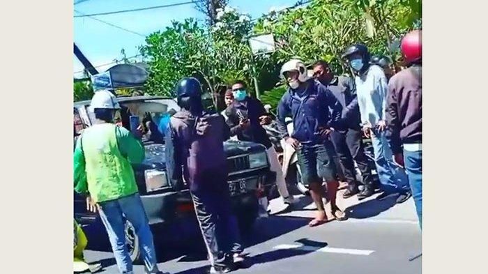 Toyota Kijang yang menjadi sasaran aksi bunuh diri seorang pejalan kaki di Jl Hangtuah, Denpasar Selatan, Denpasar, Bali