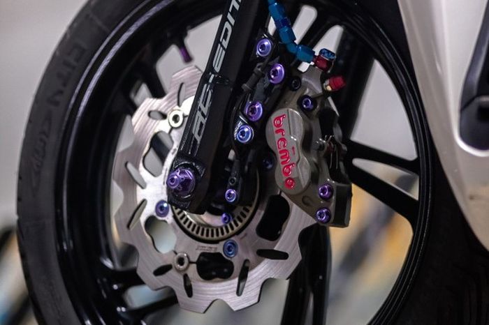 Rem depan diupgrade dengan kaliper Brembo empat piston