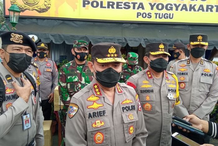 Kabaharkam Komjen Pol Arief Sulistyanto saat meninjau pos tugu Yogyakarta, Sabtu (8/5/2021)