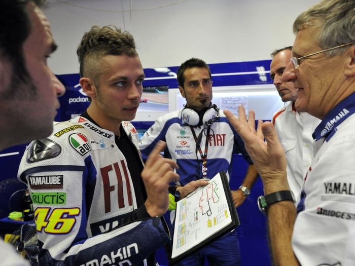 Valentino Rossi dengan berbicara dengan crew chief Jeremy Burgess yang membawanya meraih semua gelar juara dunia di kelas MotoGP