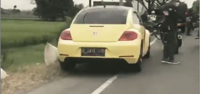 VW New Beetle yang terobos pos penyekatan dan menabrak anggota polisi di Prambana, Klaten, Jawa Tengah